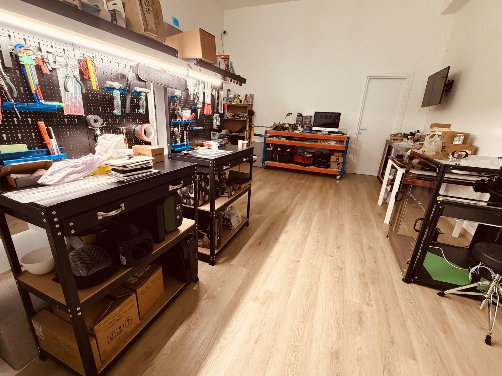 L’officina con i banchi da lavoro e gli utensili